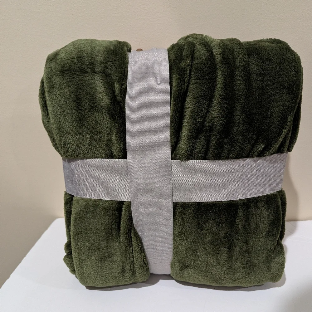 NEW Berkshire Olive Holiday Throw Blanket. 55